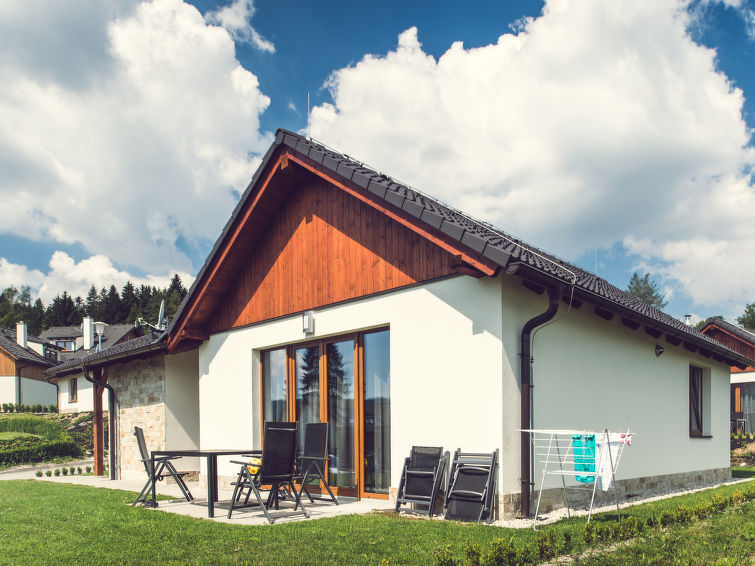 Bungalow 4-kamers 100 m2. Ruim, gezellig ingericht: woonkamer met 1 divanbed, zwedenkachel en TV. 1 kamer met 1 2-pers bed. 1 kamer met 1 2-pers bed. 1 kamer met 2 bedden. Kookhoek (afwasmachine, 4 ke..