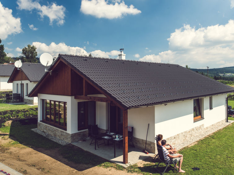 Bungalow 3-kamers 83 m2. Ruim, gezellig ingericht: woonkamer met 1 divanbed, zwedenkachel en TV. 1 kamer met 1 2-pers bed. 1 kamer met 1 bed en 1 2-pers bed. Kookhoek (afwasmachine, 4 keramische glas ..