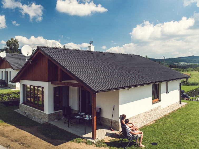 Bungalow 3-kamers 80 m2. Ruim, gezellig ingericht: woonkamer met 1 divanbed en zwedenkachel. 1 kamer met 1 2-pers bed. 1 kamer met 1 bed en 1 2-pers bed. Kookhoek (afwasmachine, 4 keramische glas kook..