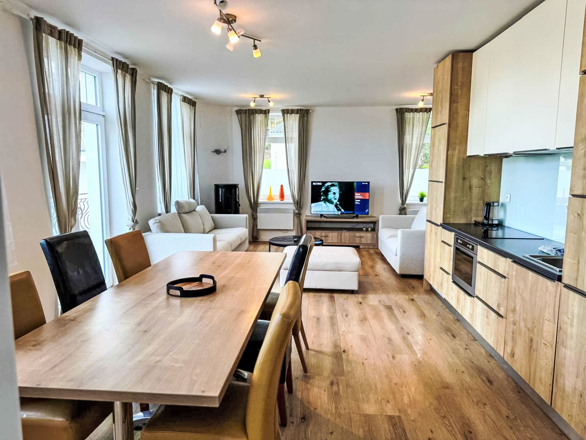 "Lakeside Village 18", appartement 3-kamers 52 m2 op de 1e verdieping. Comfortabel en gezellig ingericht: woonkamer. 1 kamer met 1 2-pers bed. 1 kamer met 2 bedden. Kookhoek (4-pits kookplaat, oven, a..