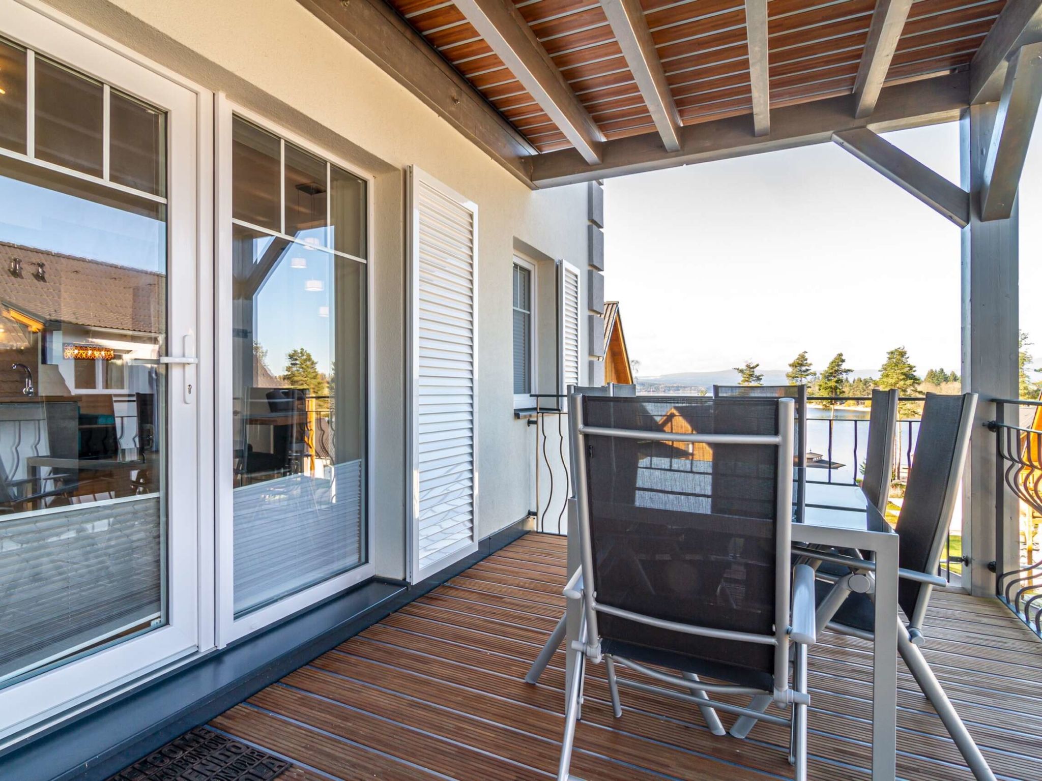 "Lakeside Village 6", appartement 3-kamers 52 m2, op de begane grond. Comfortabel en gezellig ingericht: woonkamer. 1 kamer met 1 2-pers bed. 1 kamer met 2 bedden. Kookhoek (4-pits kookplaat, oven, af..