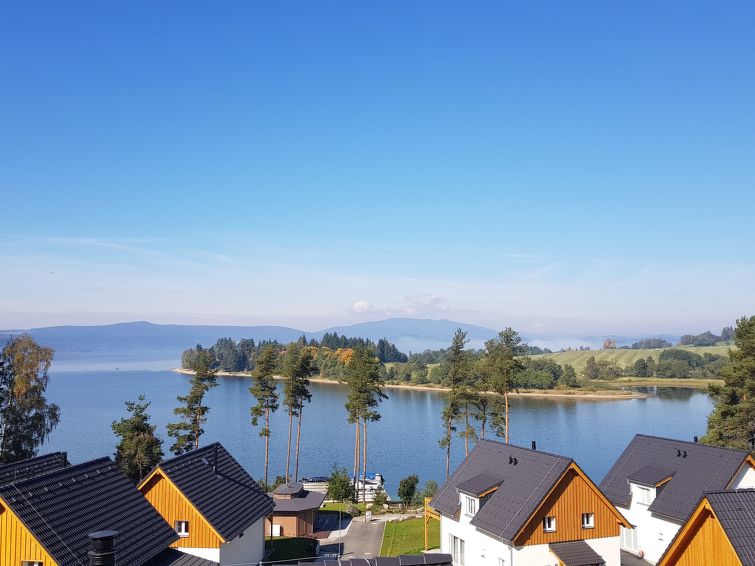 "Lakeside Village 40", 3-Zimmer-Haus 72 m2 auf 2 Stockwerken. Komfortabel und gemütlich eingerichtet: Wohnzimmer mit 1 Diwanbett. 1 Zimmer mit 1 Klappbett. Kochnische (4 Kochplatten, Backofen, Geschi..