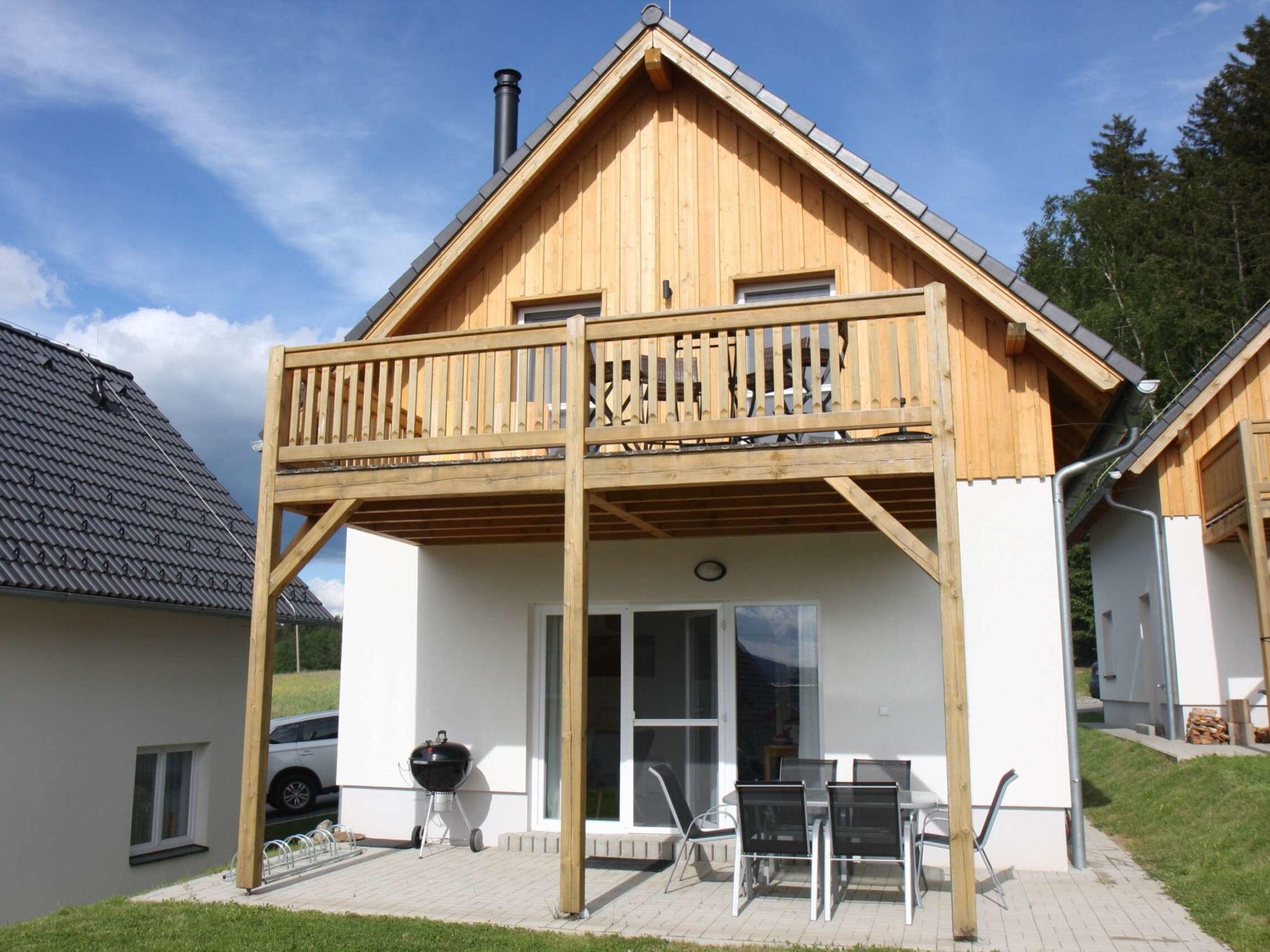 "Lakeside Village 47", huis 3-kamers 72 m2 op 2 verdiepingen. Comfortabel en gezellig ingericht: woonkamer met 1 divanbed. Kookhoek (4-pits kookplaat, oven, afwasmachine, waterkoker, magnetron, elektr..