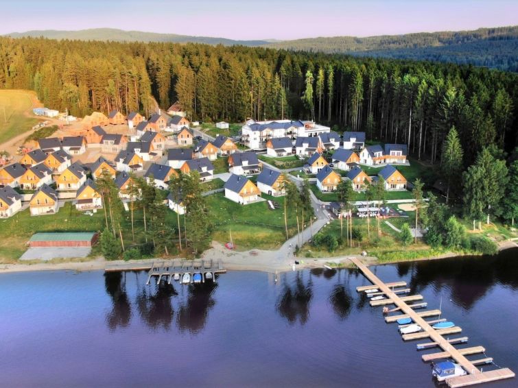 "Lakeside Village 13 (+ sauna)", 5-Zimmer-Haus 100 m2 auf 2 Stockwerken. Komfortabel und gemütlich eingerichtet: Wohnzimmer mit 1 Diwanbett. Kochnische (4 Kochplatten, Backofen, Geschirrspüler, Wass..