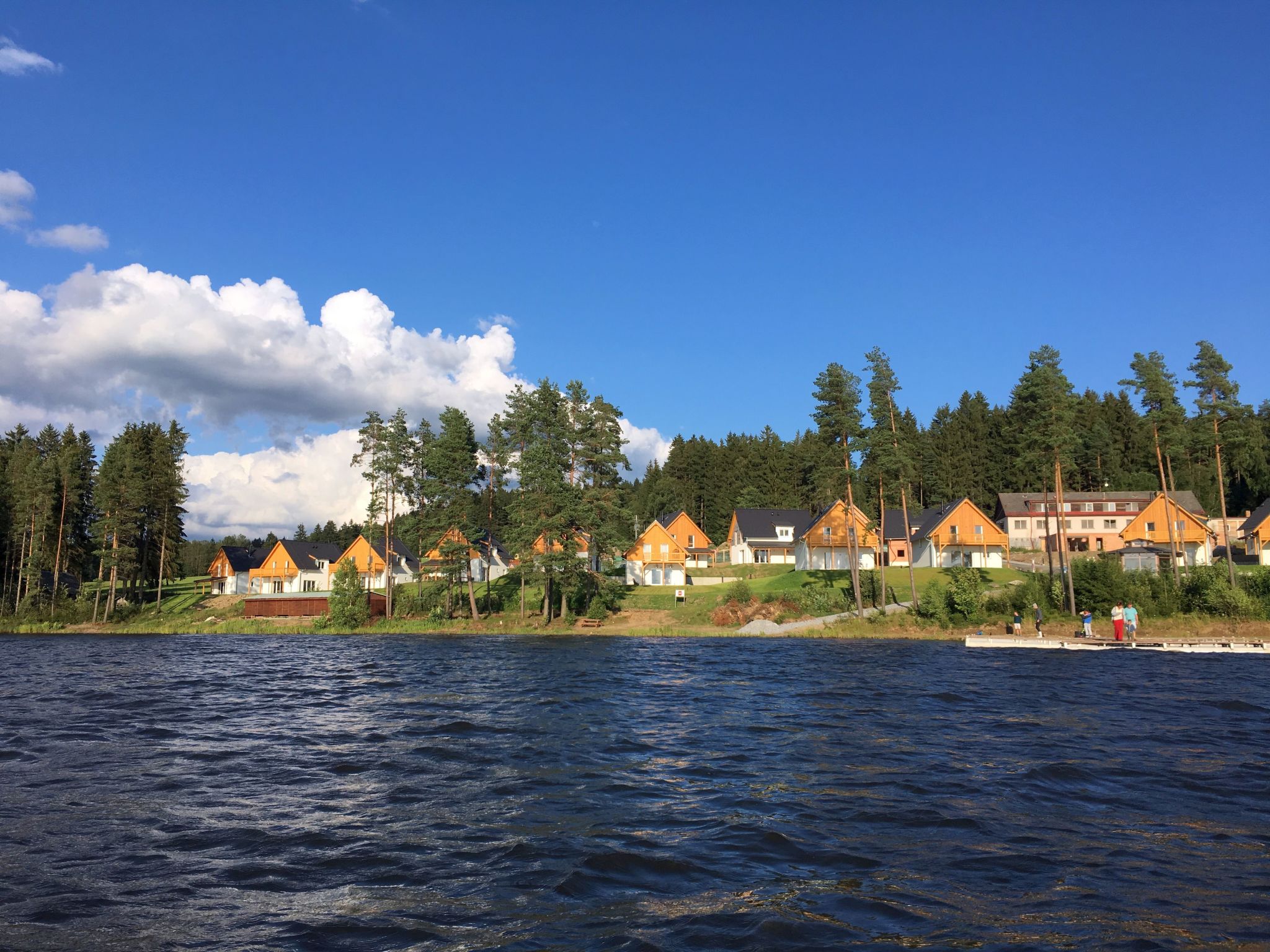 "Lakeside Village 33 (+ sauna)", huis 5-kamers 100 m2 op 2 verdiepingen. Comfortabel en gezellig ingericht: woonkamer met zwedenkachel. Kookhoek (4-pits kookplaat, oven, afwasmachine, waterkoker, magn..