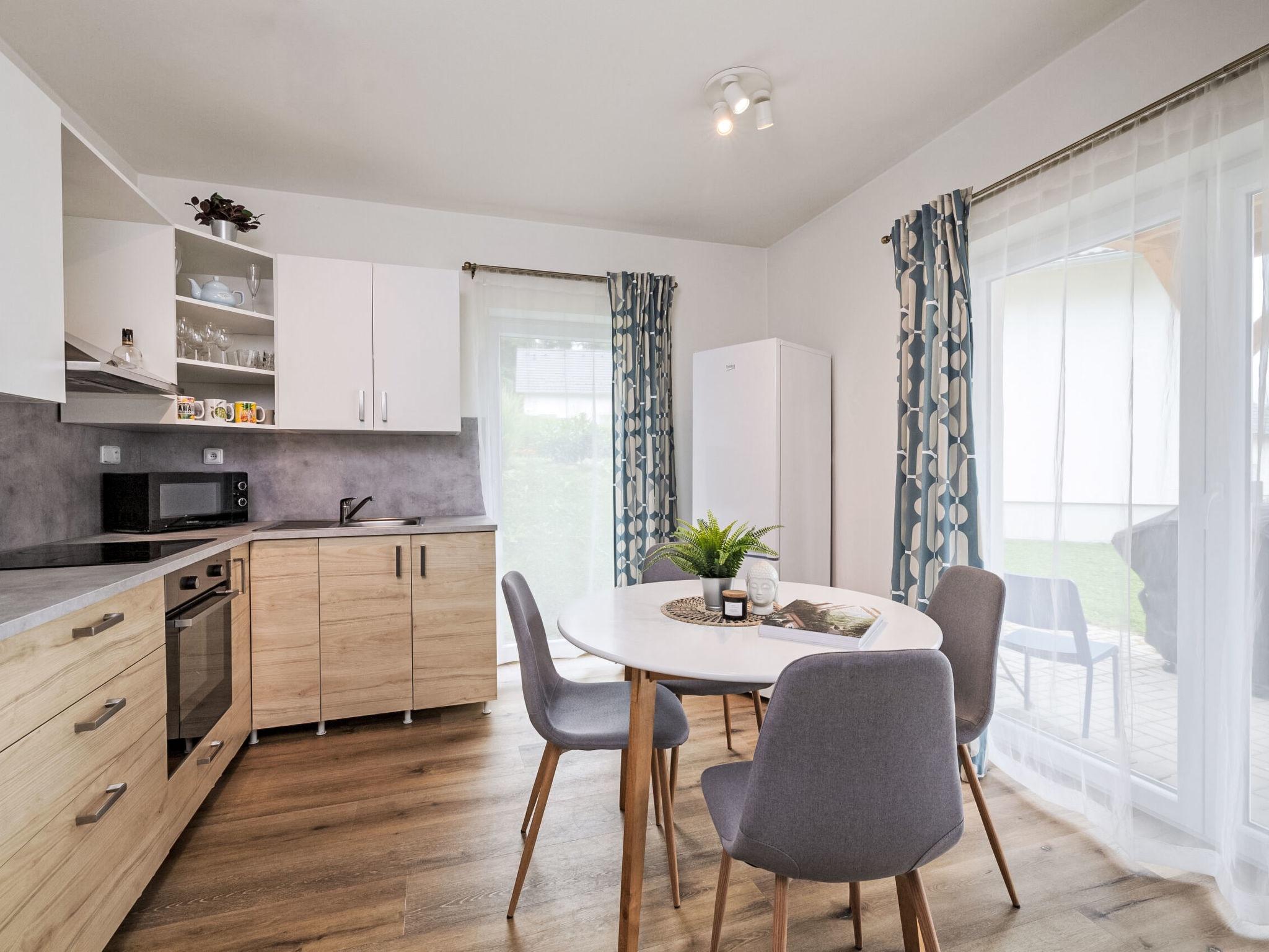 Lakeside Village 39-Drinnen