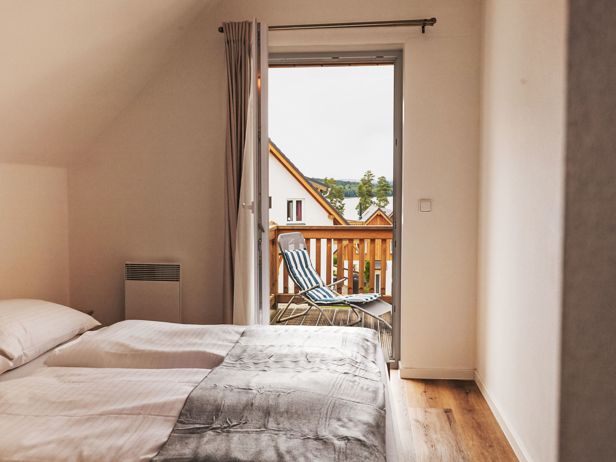 Lakeside Village 39-Drinnen