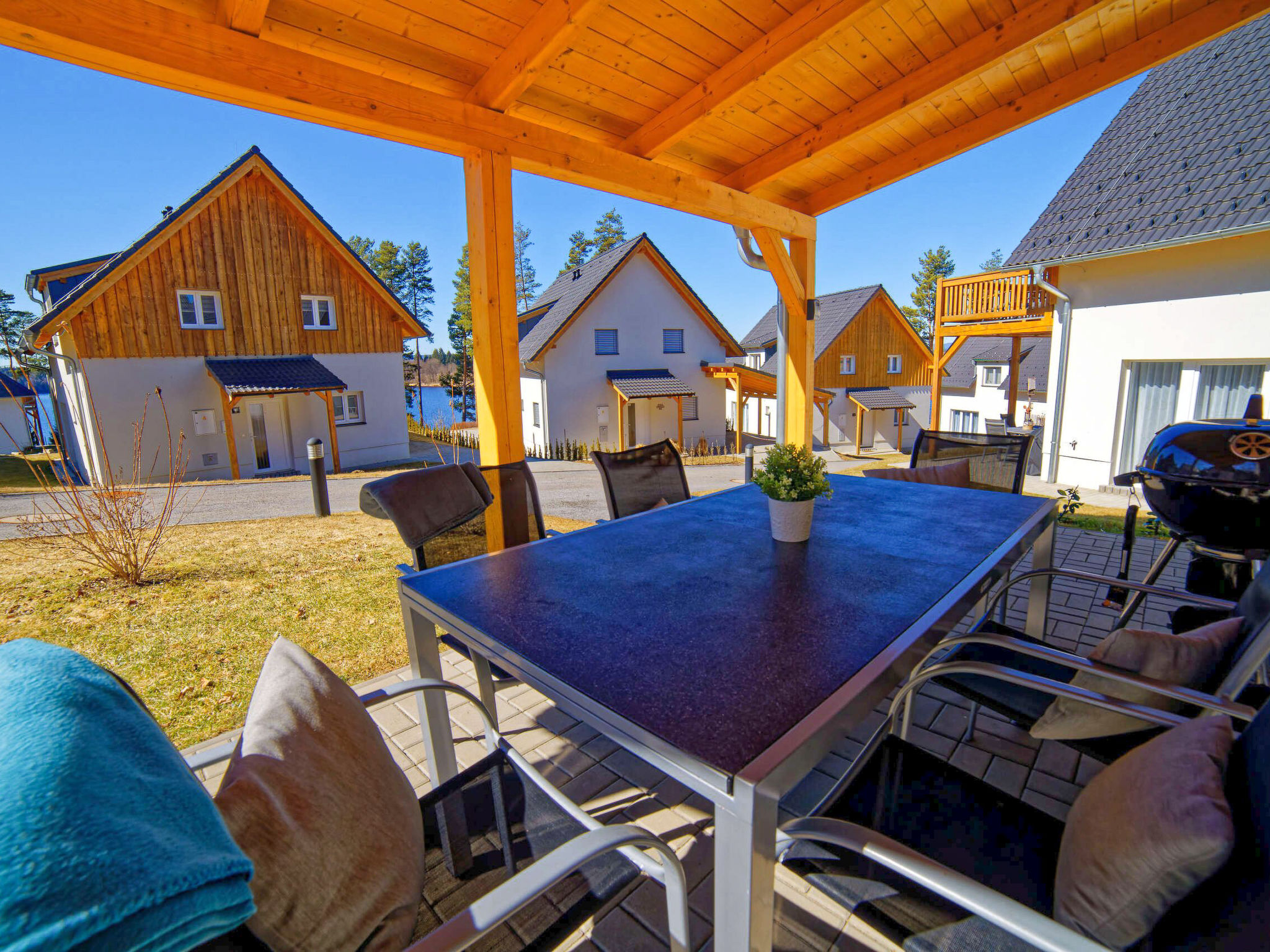 "Lakeside Village 23", huis 6-kamers 120 m2 op 2 verdiepingen. Comfortabel en gezellig ingericht: woonkamer met 1 divanbed. 1 kamer met 1 2-pers bed. Kookhoek (4-pits kookplaat, oven, afwasmachine, wa..