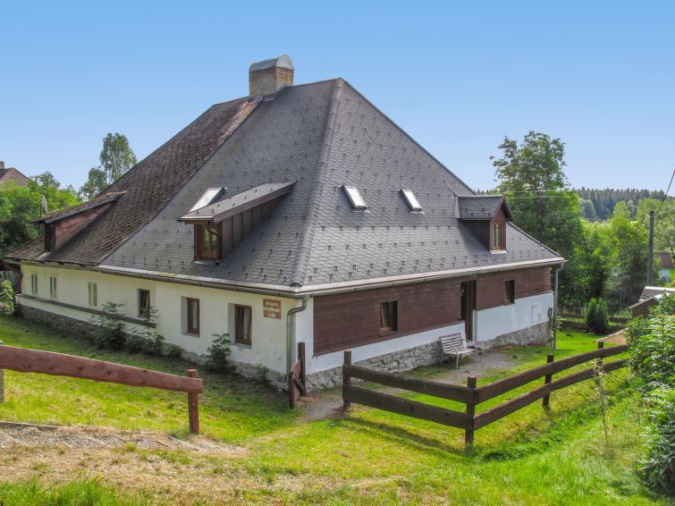 Halfvrijstaand huis 6-kamers 140 m2 op 2 verdiepingen. Hal. 2 kamers, elke kamer heeft 2 bedden, douche/WC en TV. 1 kleine kamer met 1 bed, douche/WC en TV. Keuken (4-pits kookplaat, oven, waterkoker,..