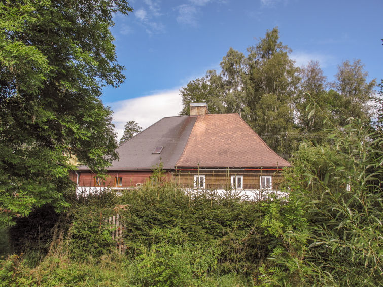 Halfvrijstaand huis 3-kamers 130 m2. Groot woon-/slaapkamer met 2 bedden en TV (Flatscreen TV). 2 kamers, elke kamer heeft 2 bedden. Groot keuken (oven, afwasmachine, 4 keramische glas kookplaten, wat..