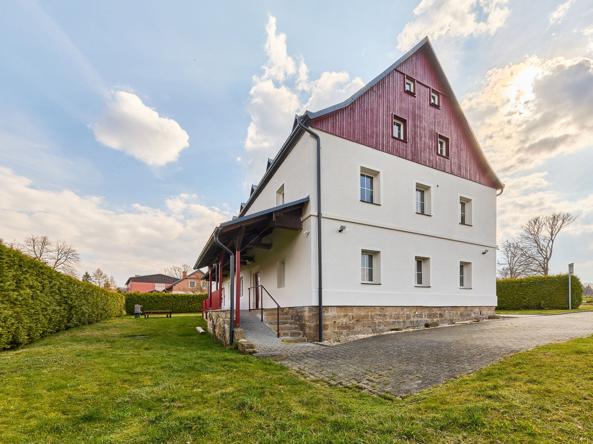 "Růžová 5", 3-Zimmer-Wohnung. Komfortabel und schön eingerichtet: Wohn-/Esszimmer. 1 Zimmer mit 1 Bett und 1 Doppelbett. 1 Zimmer mit 3 Betten. Kochnische (Geschirrspüler, 2 Induktionskochplatten..