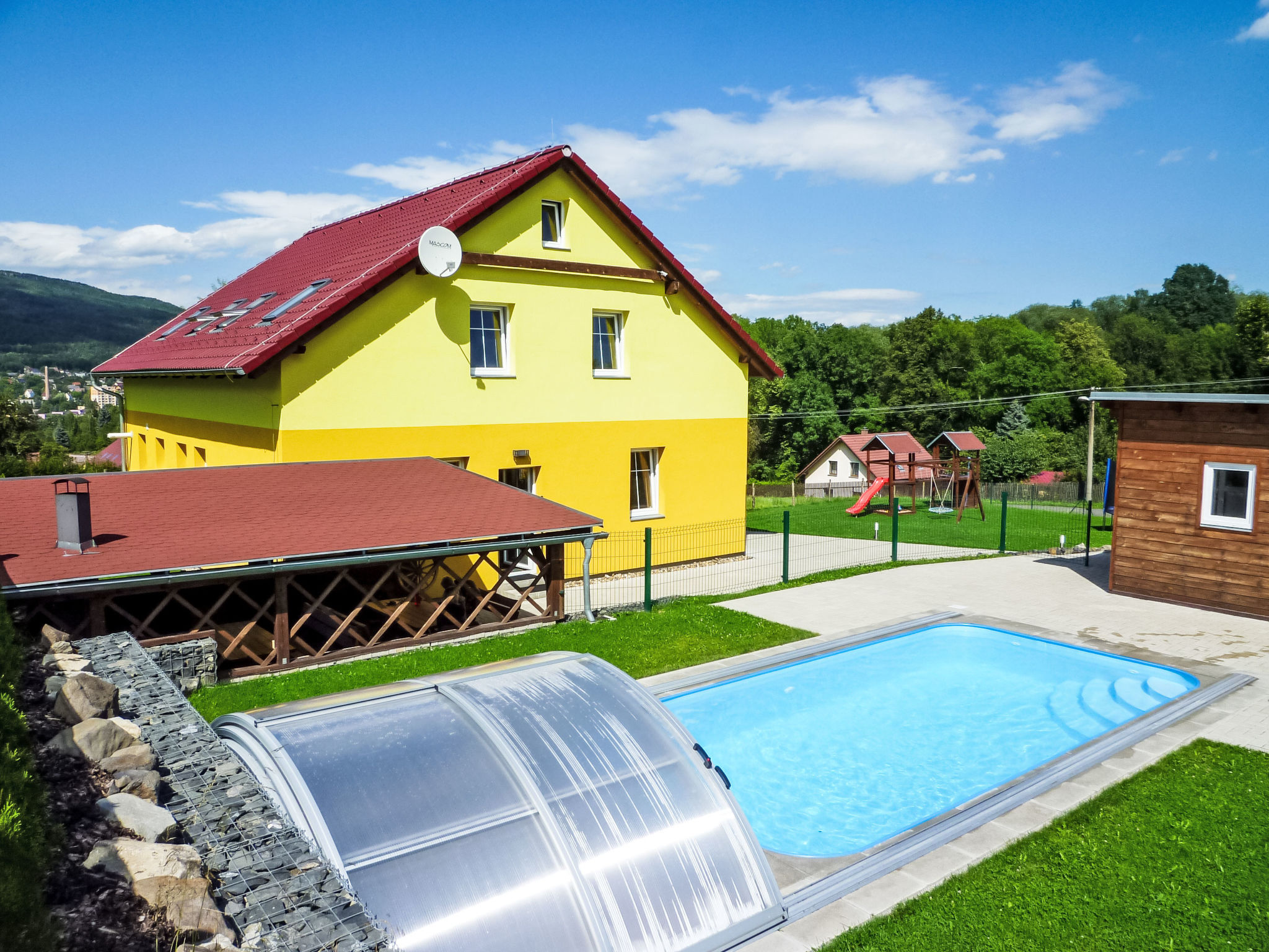 4-Zimmer-Landhaus auf 2 Stockwerken. Geräumig und hell, sehr schön eingerichtet: Eingang. Spielzimmer mit 2 Klappbetten und Sat-TV. Dusche, Sauna. G-Heizung. Obergeschoss: 1 Zimmer mit 1 x 2 Etagenb..