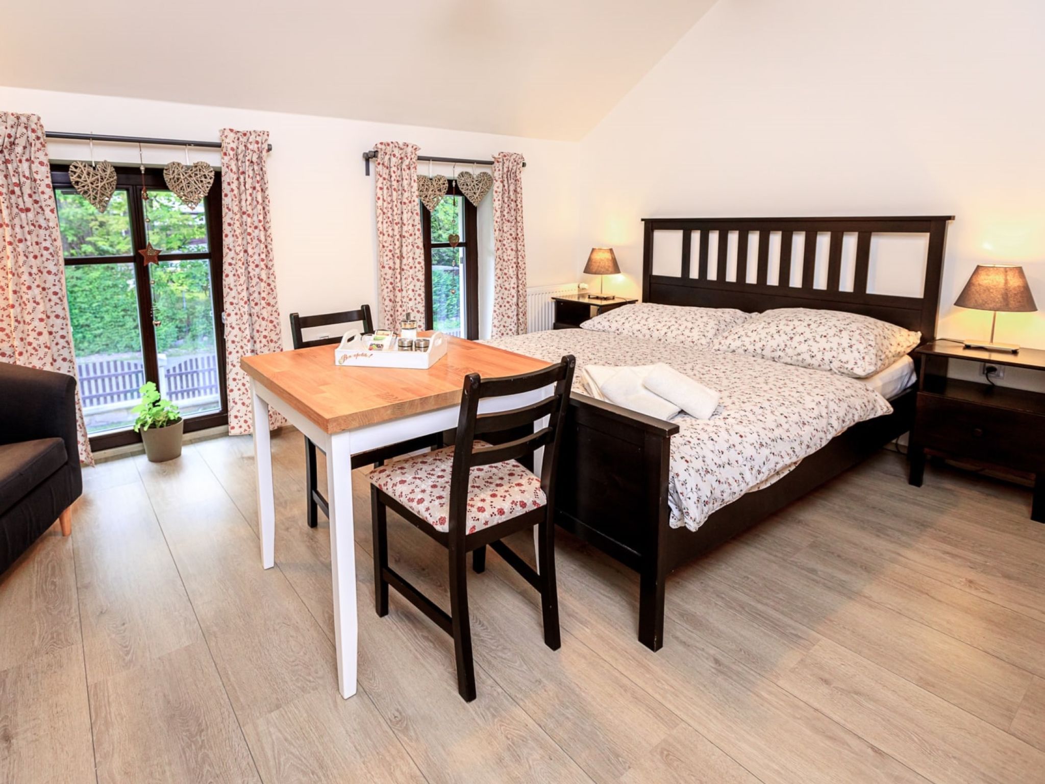 "Arnoltice 10", appartement 1-kamer op de begane grond. Hal. Woon-/slaapkamer met 1 2-pers bed en Sat-TV. Kookhoek (2 keramische glas kookplaten, broodrooster, waterkoker, magnetron) met eettafel. Dou..