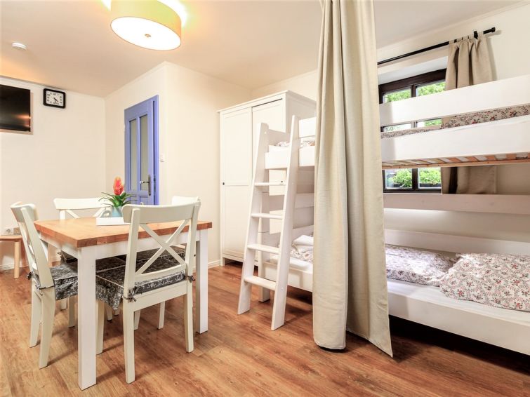 "Arnoltice 11 Deluxe", 2-Zimmer-Wohnung im Erdgeschoss. Eingang. Wohn-/Schlafzimmer mit 1 x 2 Etagenbetten, Sat-TV. 1 Zimmer mit 1 Doppelbett. Kochnische (2 Glaskeramikplatten, Toaster, Wasserkocher, ..