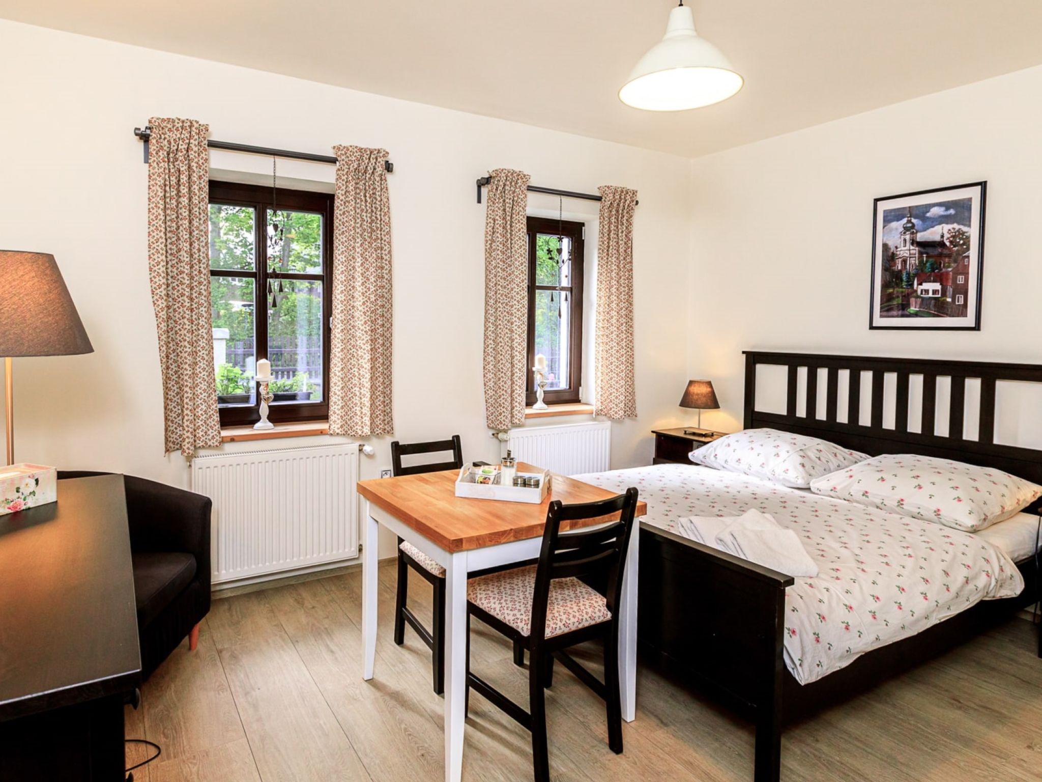 "Arnoltice 4", appartement 1-kamer op de begane grond. Hal. Woon-/slaapkamer met 1 2-pers bed en Sat-TV. Kookhoek (2 keramische glas kookplaten, broodrooster, waterkoker, magnetron) met eettafel. Douc..