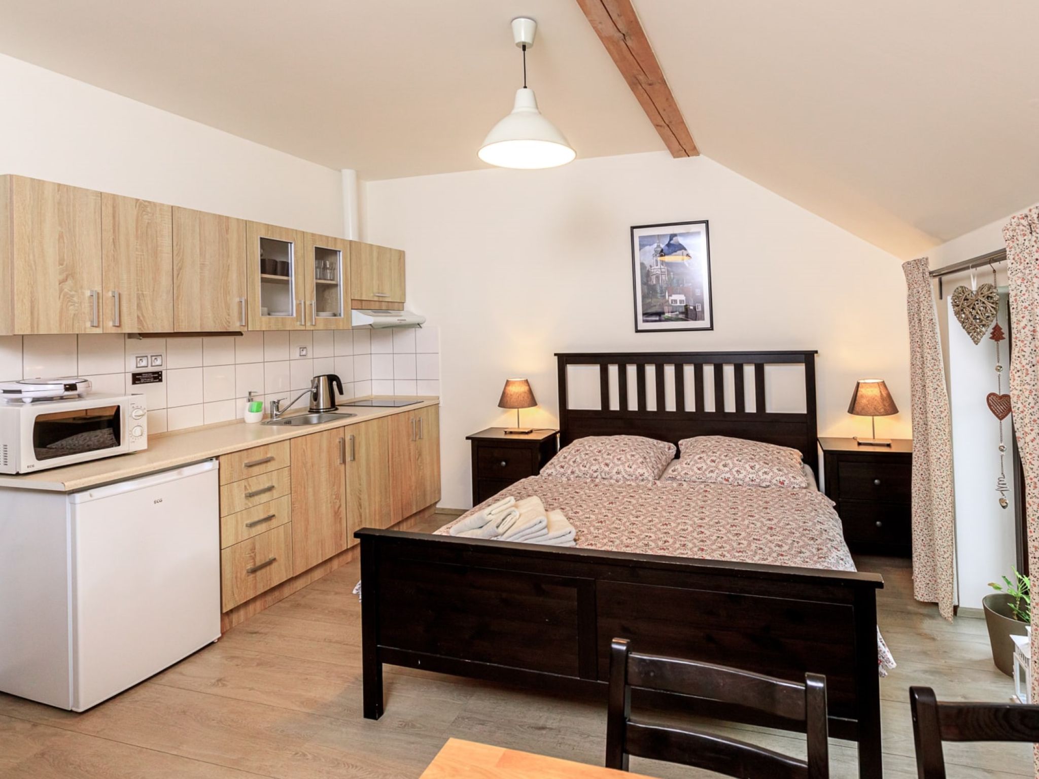 "Arnoltice 8", 1-Zimmer-Wohnung im 1. Stock. Eingang. Wohn-/Schlafzimmer mit 1 x 2 Etagenbetten, 1 Doppelbett und Sat-TV. Kochnische (2 Glaskeramikplatten, Toaster, Wasserkocher, Mikrowelle) mit Essti..