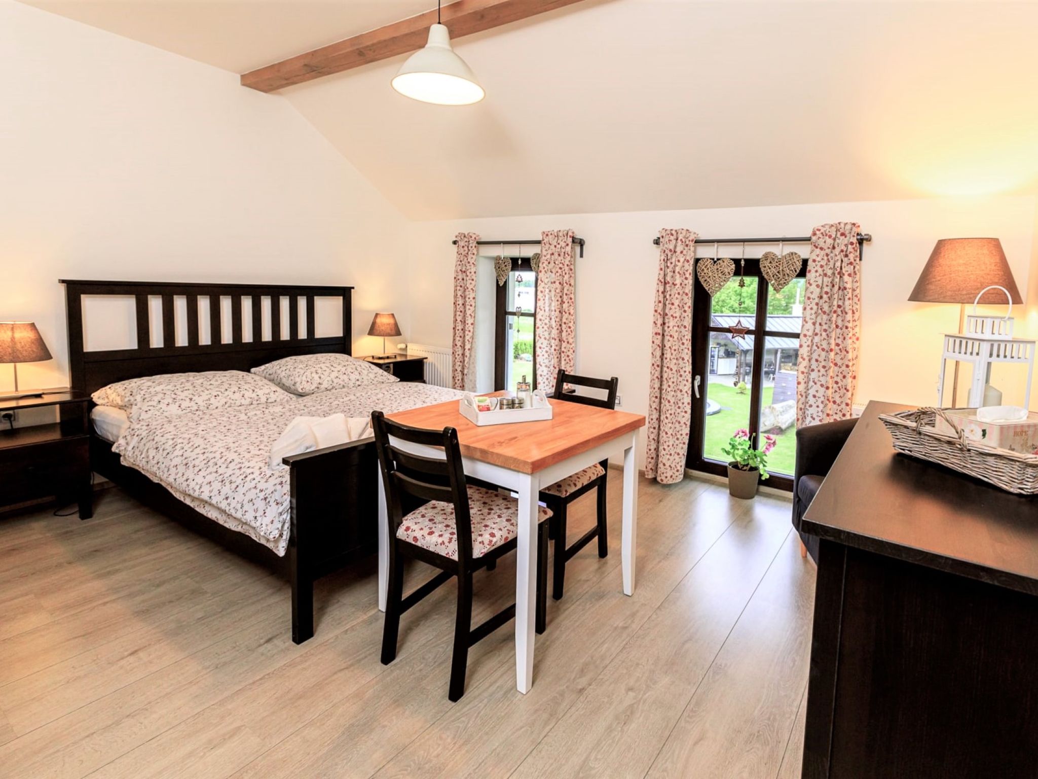 "Arnoltice 9", appartement 1-kamer op de 1e verdieping. Hal. Woon-/slaapkamer met 1 2-pers bed en Sat-TV. Kookhoek (2 keramische glas kookplaten, broodrooster, waterkoker, magnetron) met eettafel. Dou..