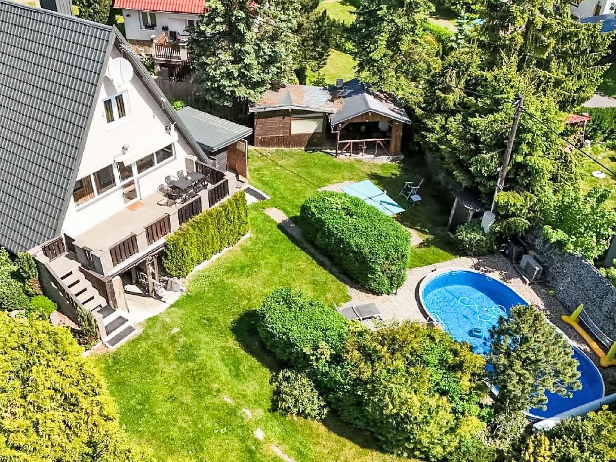 Chalet 4-kamers 96 m2 op 2 verdiepingen. Doelmatig en comfortabel ingericht: hal. Woon-/eetkamer met 1 divanbed, open haard, eettafel en Sat-TV (Flatscreen TV), radio en DVD. Uitgang naar de tuin. Keu..