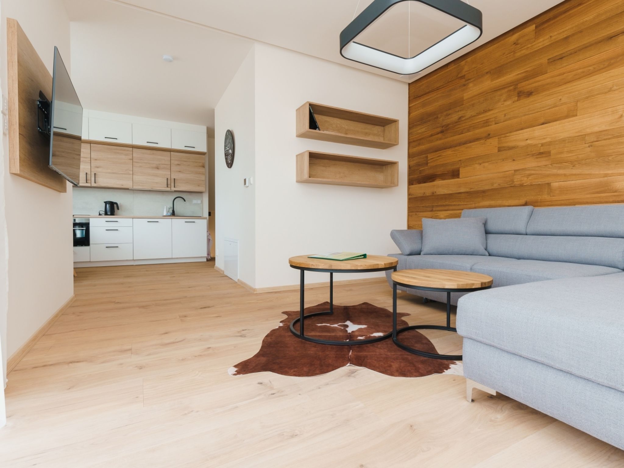 "Bella Vista", appartement 3-kamers 86 m2. Ruim, mooi en modern ingericht: woonkamer met TV. Uitgang naar het balkon. 1 kamer met 1 2-pers bed en 1 uitschuifbaar bed. 1 kamer met 1 2-pers bed en 1 uit..