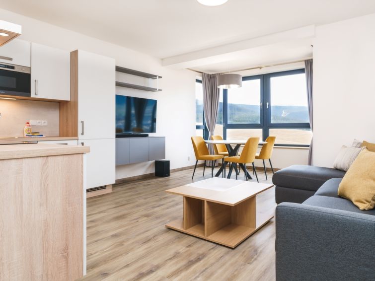"Simba Klínovec", appartement 3-kamers 68 m2 op de 1e verdieping. Woonkamer met 1 2-pers divanbed. 1 kamer met 1 2-pers bed. 1 kamer met 1 2-pers bed. Kookhoek (oven, afwasmachine, magnetron, elektri..