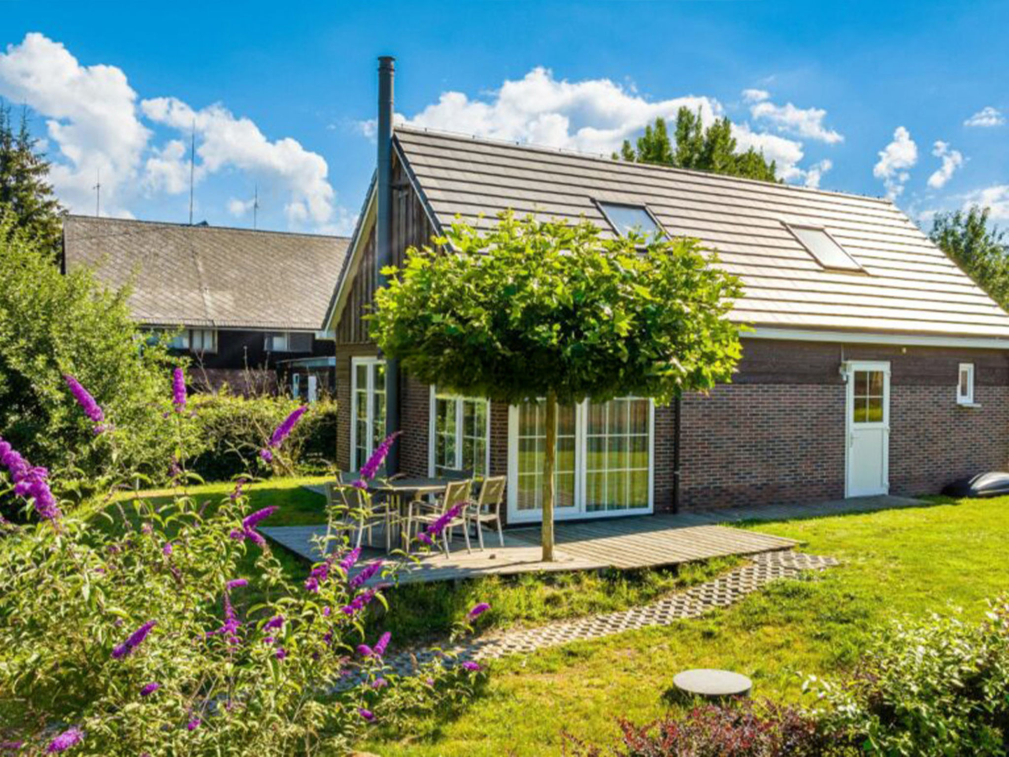 "Camping 2000 - Vakantiewoning XL", chalet 3-kamers 130 m2, op de begane grond. Het objekt is geschikt voor 8 volwassenen. 1 kamer met 3 bedden. 1 kamer met 3 bedden. 1 kamer met 3 bedden. Keuken (ove..