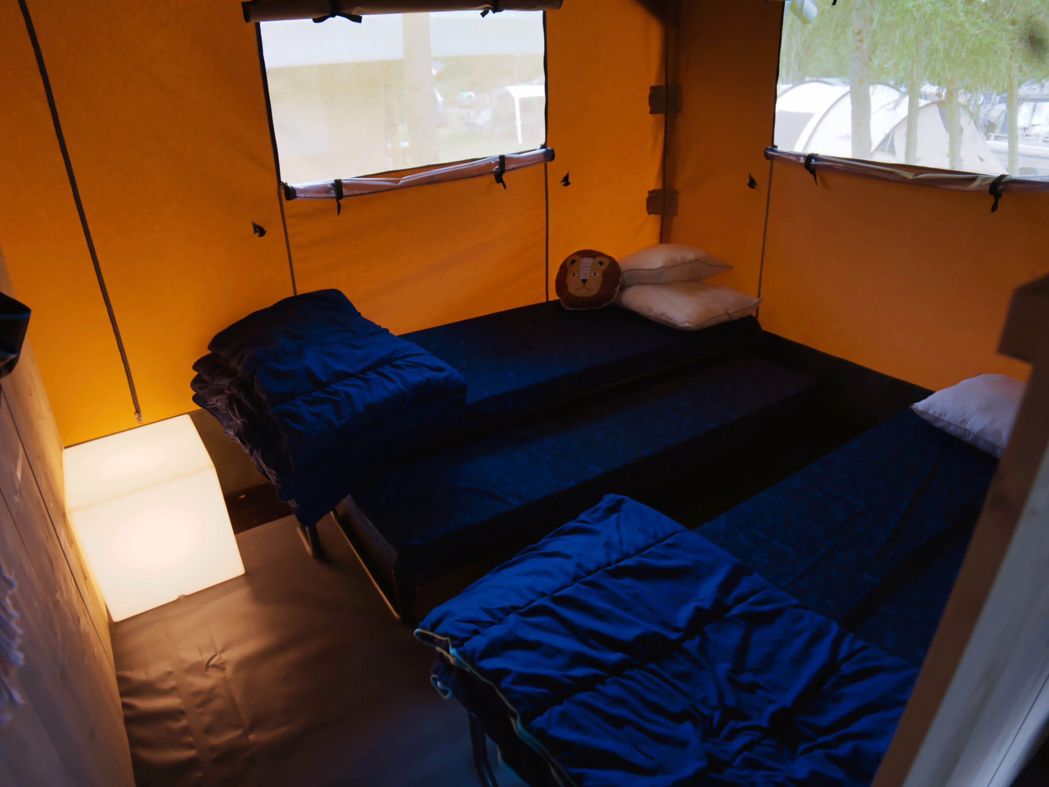 Camping 2000 - Safaritent Medium - Binnen
