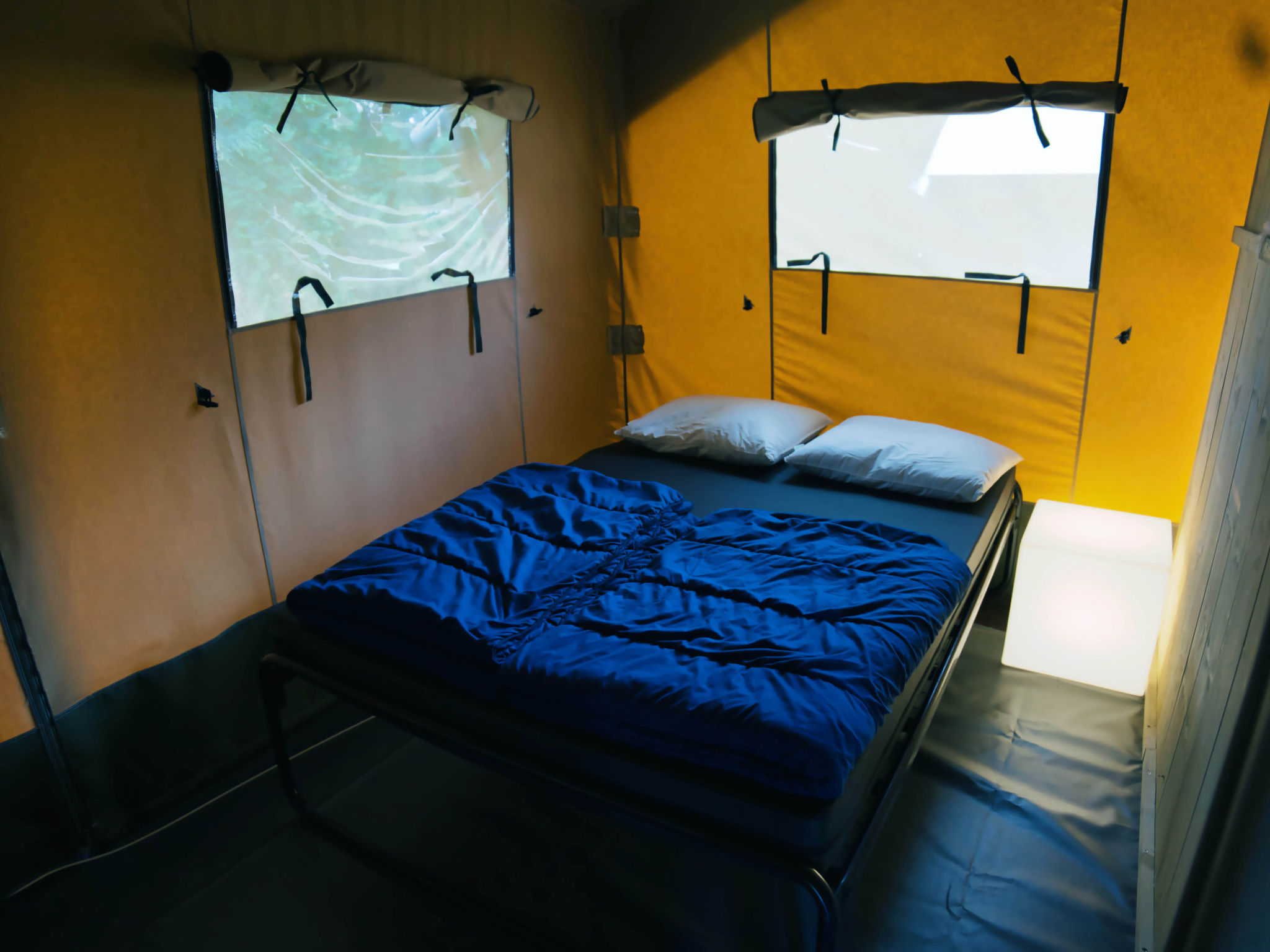 Camping 2000 - Safaritent Medium - Binnen