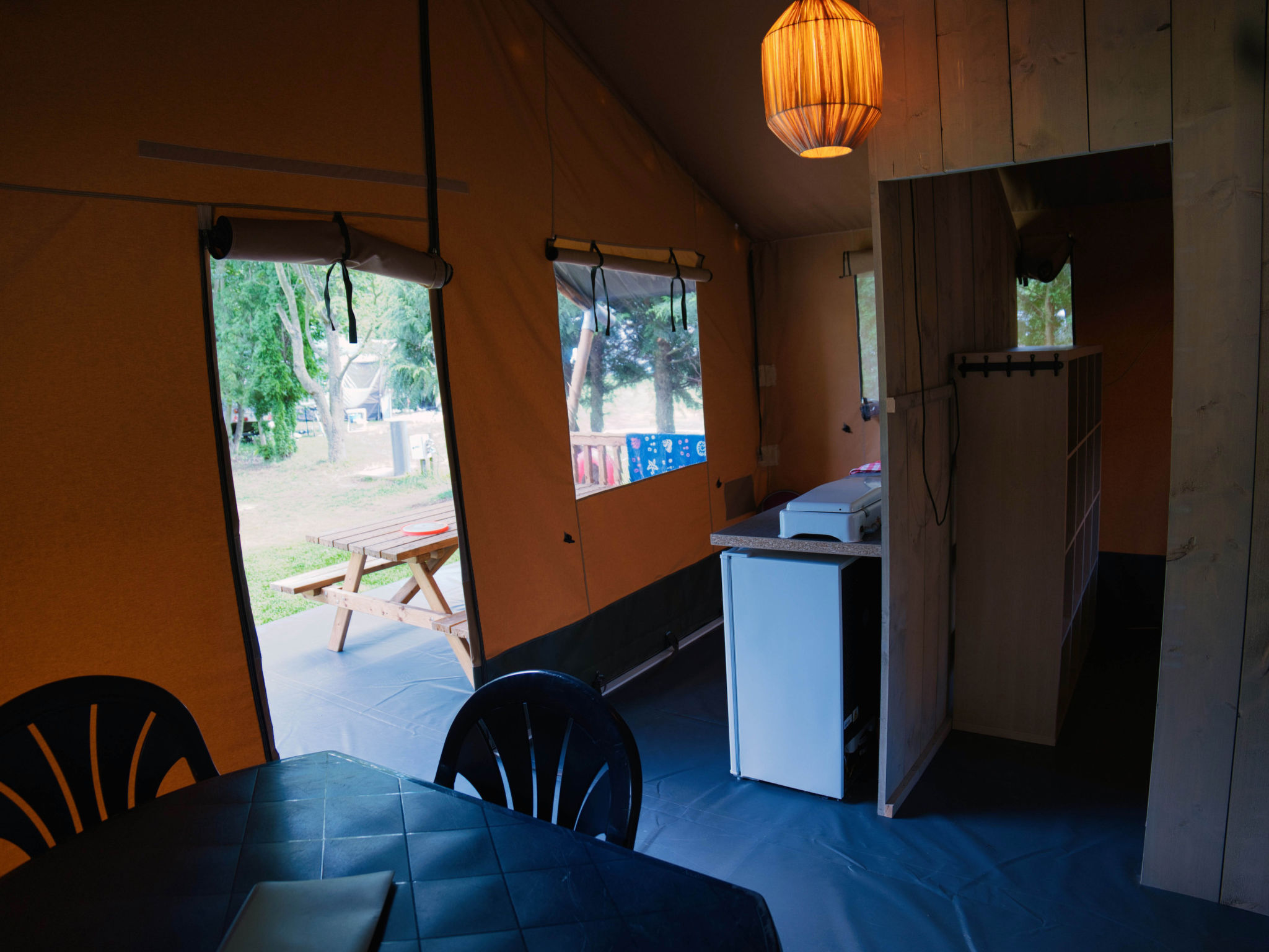 Camping 2000 - Safaritent Medium - Binnen