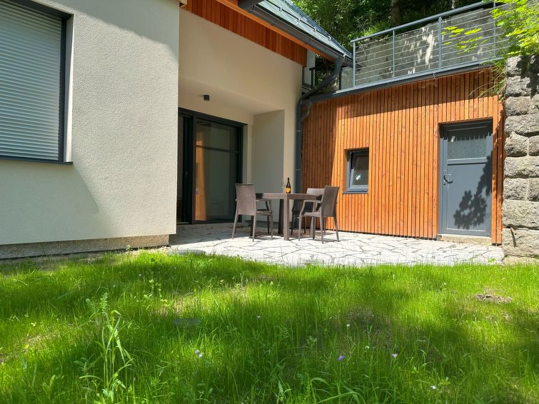 " 1", appartement 2-kamers 50 m2, op de begane grond. Het objekt is geschikt voor 2 volwassenen. Zeer comfortabel en modern ingericht: groot woon-/eetkamer met 1 divanbed en open haard (alleen decorat..