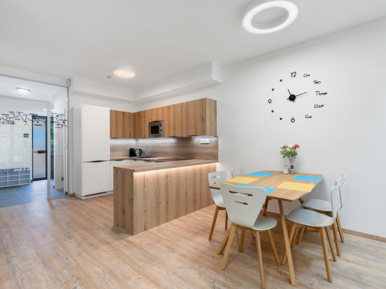 Op 800 m van de piste: ruim appartement in Bedrichov voor 6 personen