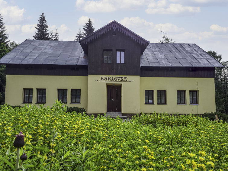 "Karlovka", huis 8-kamers 220 m2. Eenvoudig en met veel hout ingericht: eetkamer 40 m2 met TV. 1 kamer met 2 bedden, 1 2-pers bed, wastafel en aparte WC. 1 kamer met 4 bedden en douche/WC. Keuken (8-p..