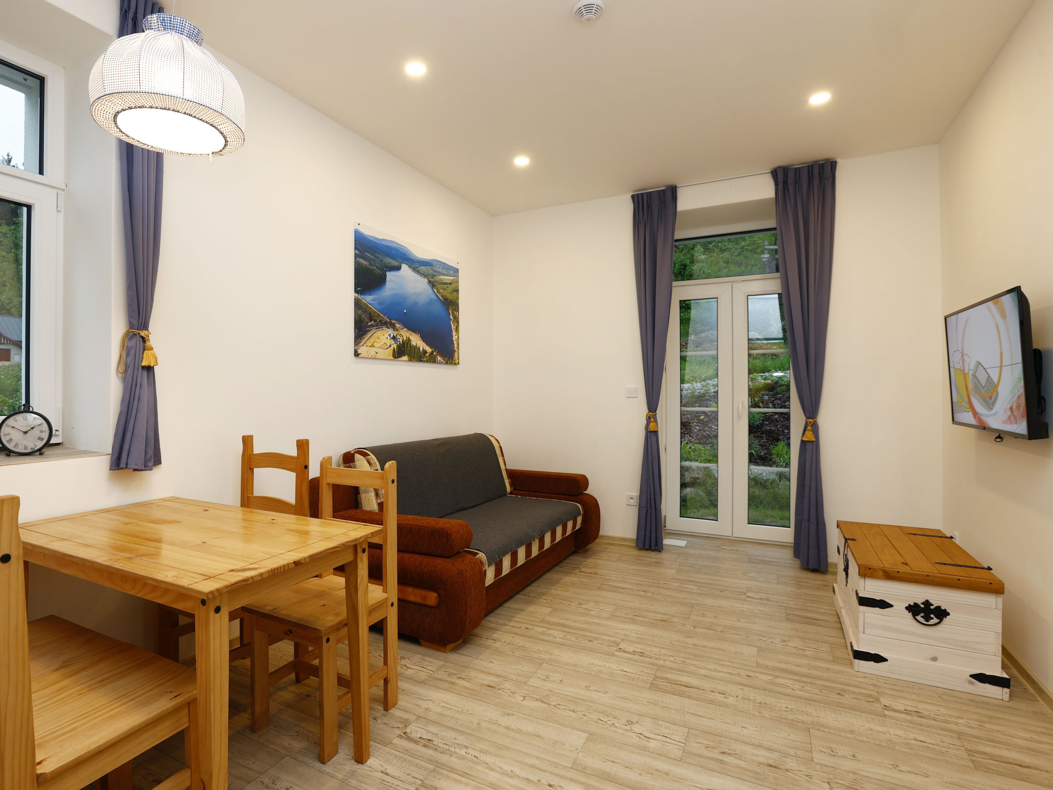 "Přehrada Souš", 2-Zimmer-Wohnung 49 m2. Modern eingerichtet: Wohn-/Esszimmer mit 1 Doppeldiwanbett und TV. Ausgang zur Terrasse. 1 Zimmer mit 1 x 2 Etagenbetten, 1 Doppelbett. Küche (Geschirrspül..
