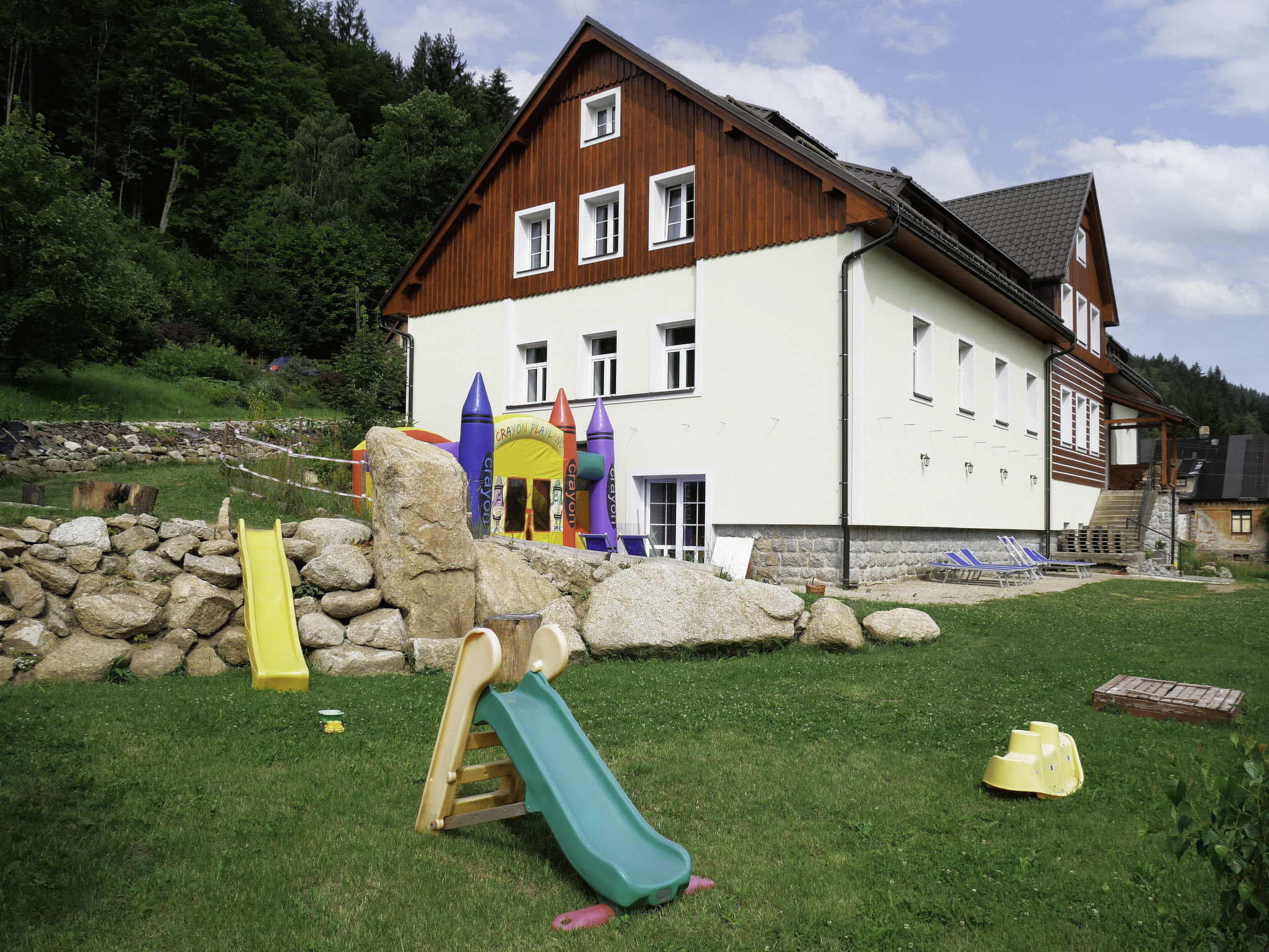 "Čertova hora", appartement 2-kamers 63 m2 op de 3e verdieping. Afgeschuinde daken, modern ingericht: 1 kamer met 2 bedden en 1 2-pers bed. Keuken (oven, afwasmachine, 4 keramische glas kookplaten, b..