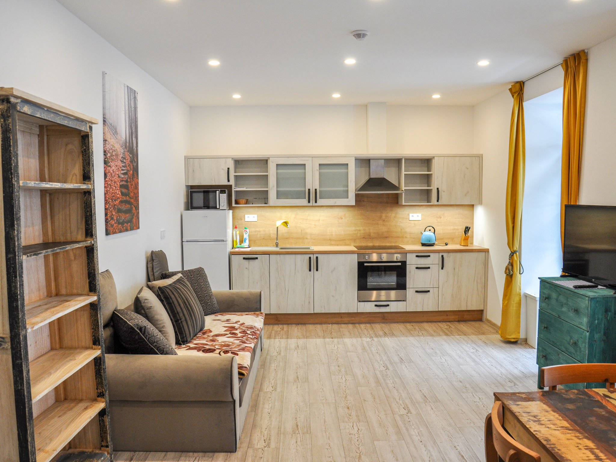 "Mariánské schody", appartement 2-kamers 45 m2 op de 1e verdieping. Modern ingericht: met 1 x 2 stapelbedden, 1 2-pers bed. Uitgang naar het terras. Woon-/eetkamer met 1 divanbed en TV. Uitgang naar..