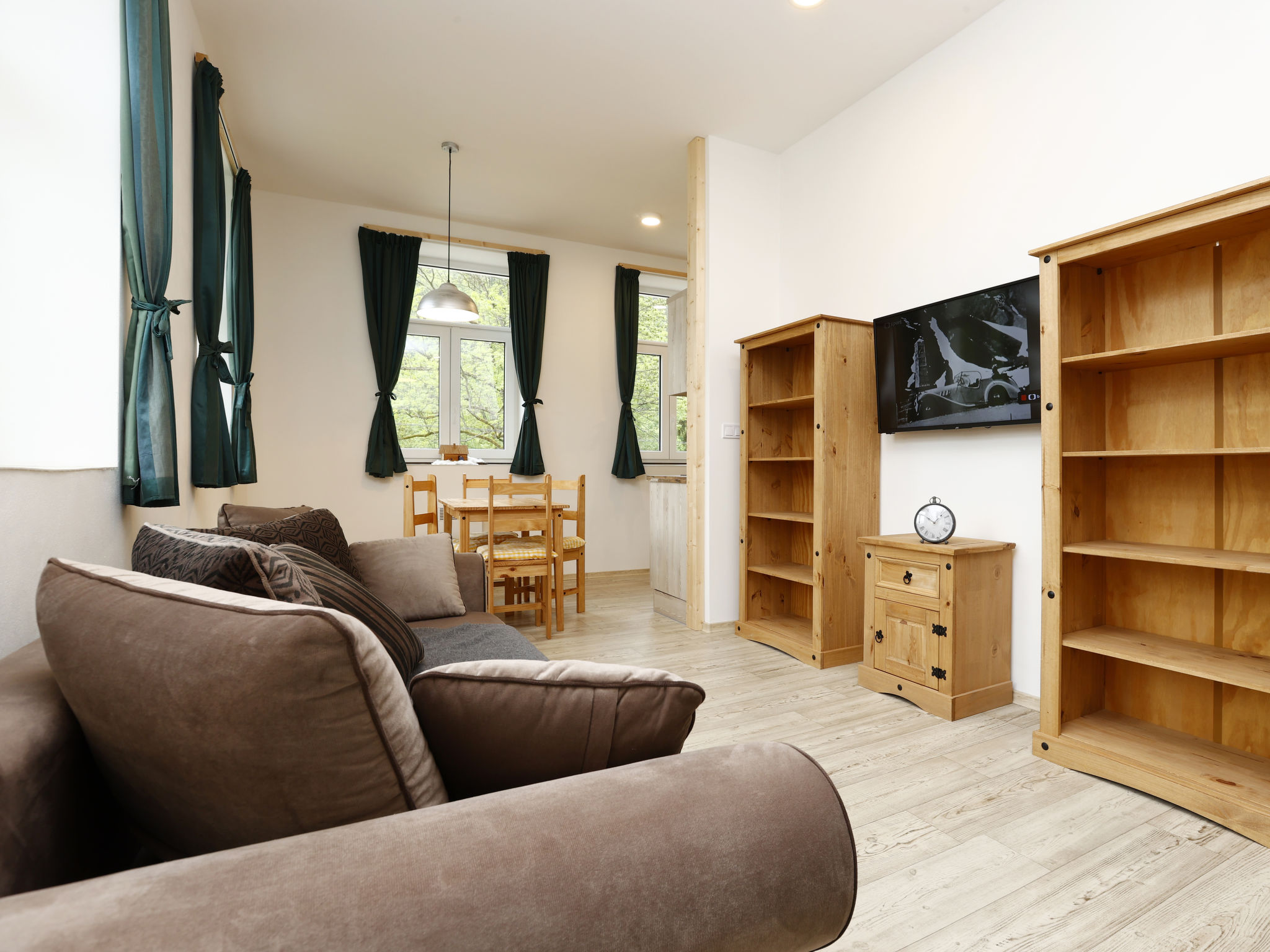 "Rašeliniště", appartement 2-kamers 50 m2. Modern ingericht: woon-/eetkamer met 1 2-pers divanbed, eettafel en TV. 1 kamer met 1 x 2 stapelbedden, 1 2-pers bed. Keuken (oven, afwasmachine, 4 kerami..
