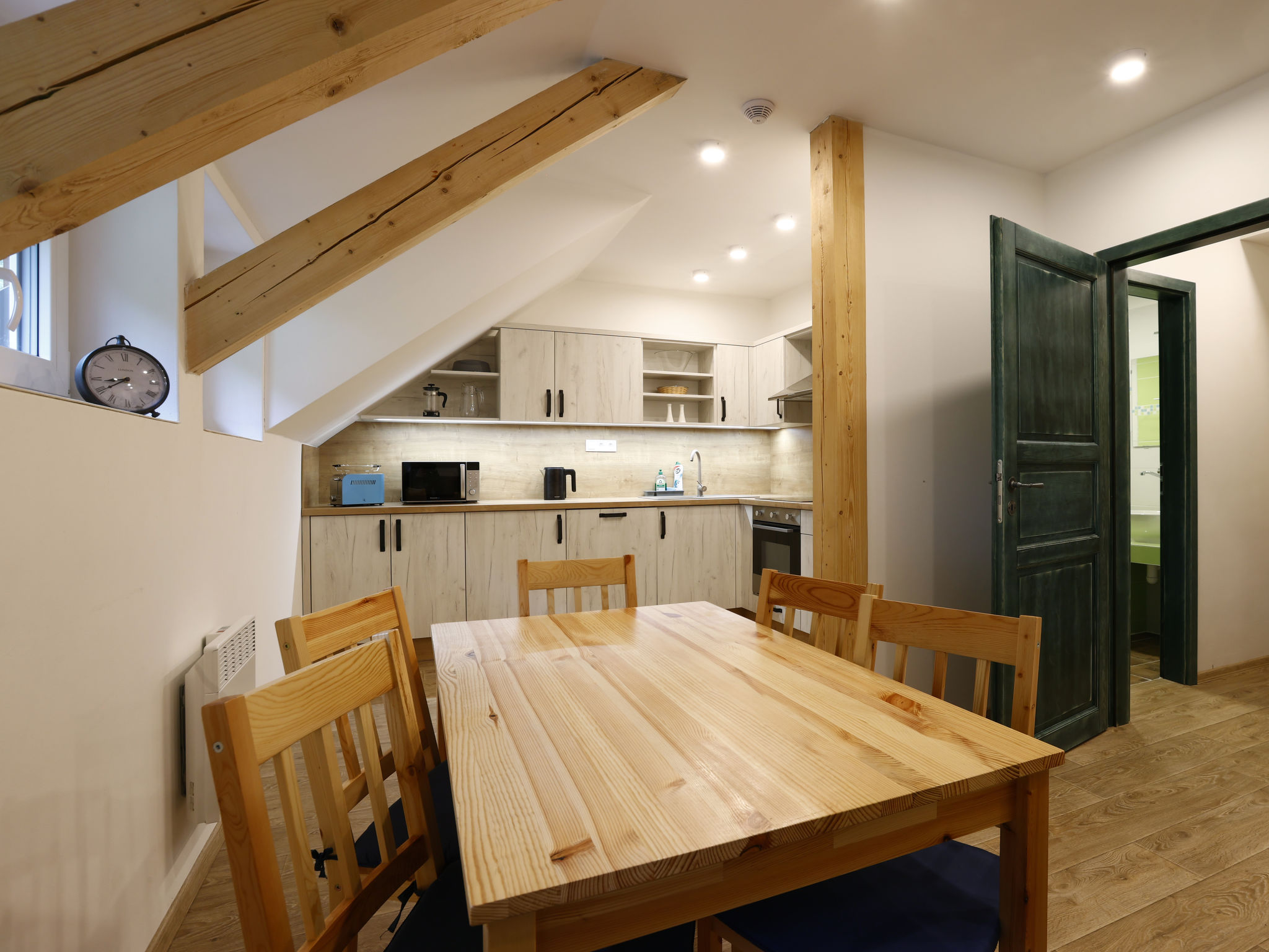 "Kaskády Bílá Desná", appartement 3-kamers 67 m2. Modern ingericht: woon-/eetkamer met 1 2-pers divanbed, eettafel en TV. 1 kamer met 1 bed en 1 2-pers bed. 1 kamer met 2 bedden en 2 uitschuifbare..