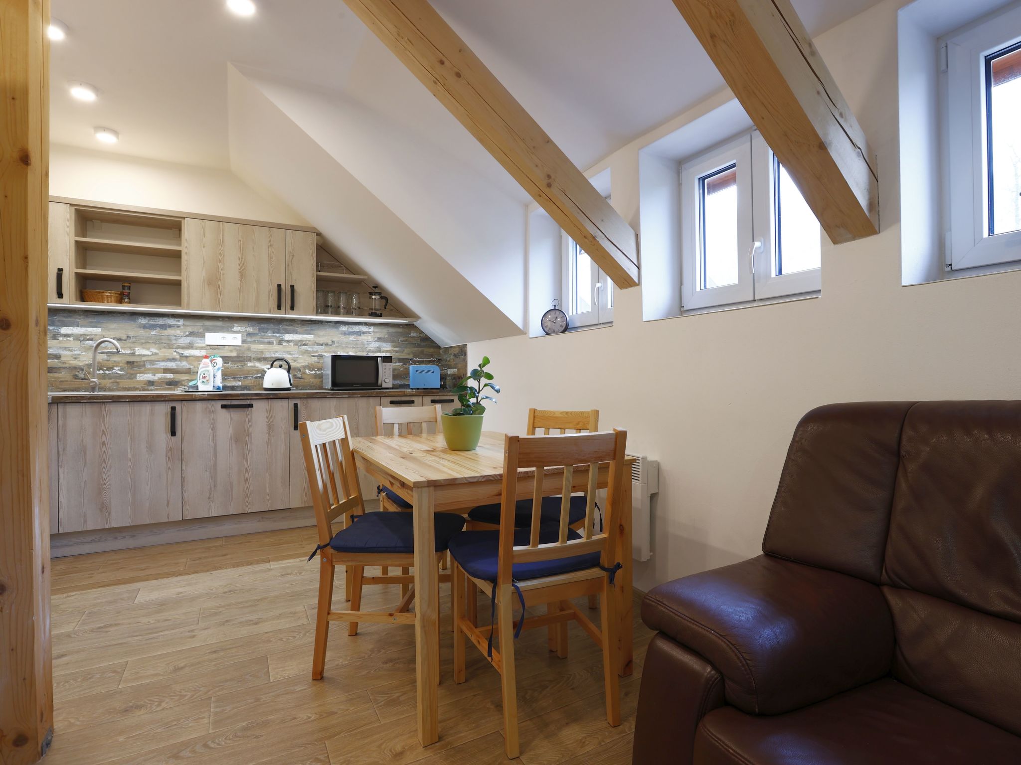 "Mumlavský vodopád", appartement 3-kamers 63 m2. Modern ingericht: woon-/eetkamer met 2 2-pers divanbedden, eettafel en TV. 1 kamer met 1 bed en 1 2-pers bed. 1 kamer met 2 bedden en 2 uitschuifbare..