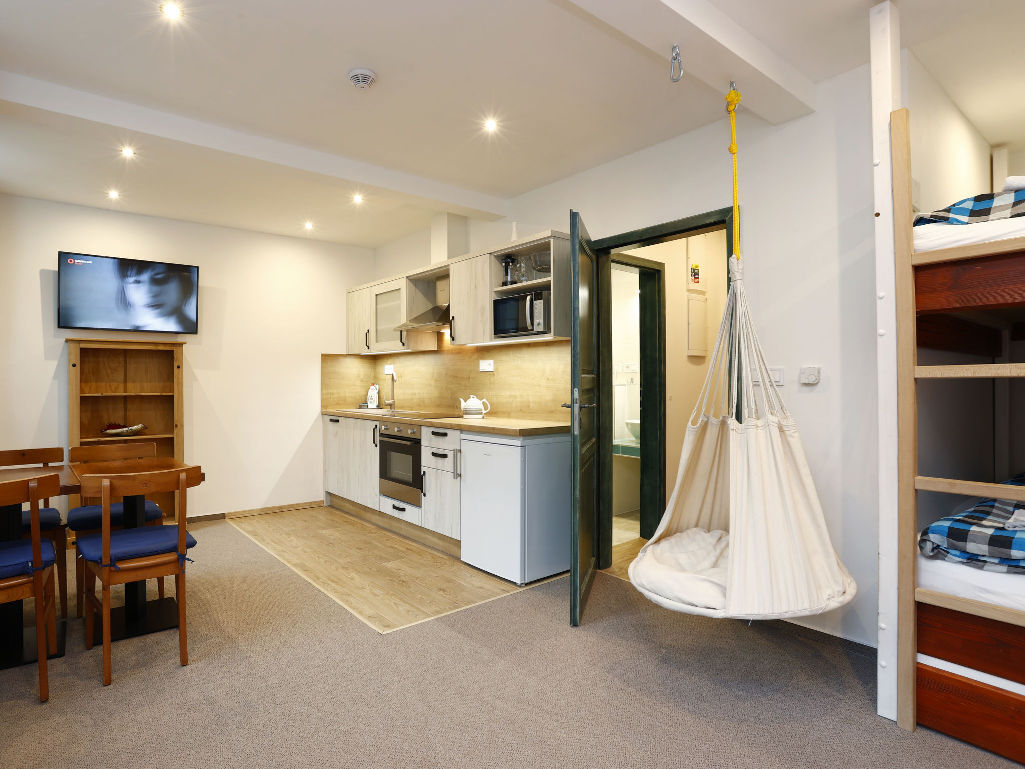 "Vodopády Černá Desná", studio 1-kamer 29 m2. Modern ingericht: woon-/slaapkamer met 1 2-pers divanbed en 1 x 2 stapelbedden, 1 2-pers bed, eettafel en TV. Kookhoek (oven, afwasmachine, 4 keramisc..