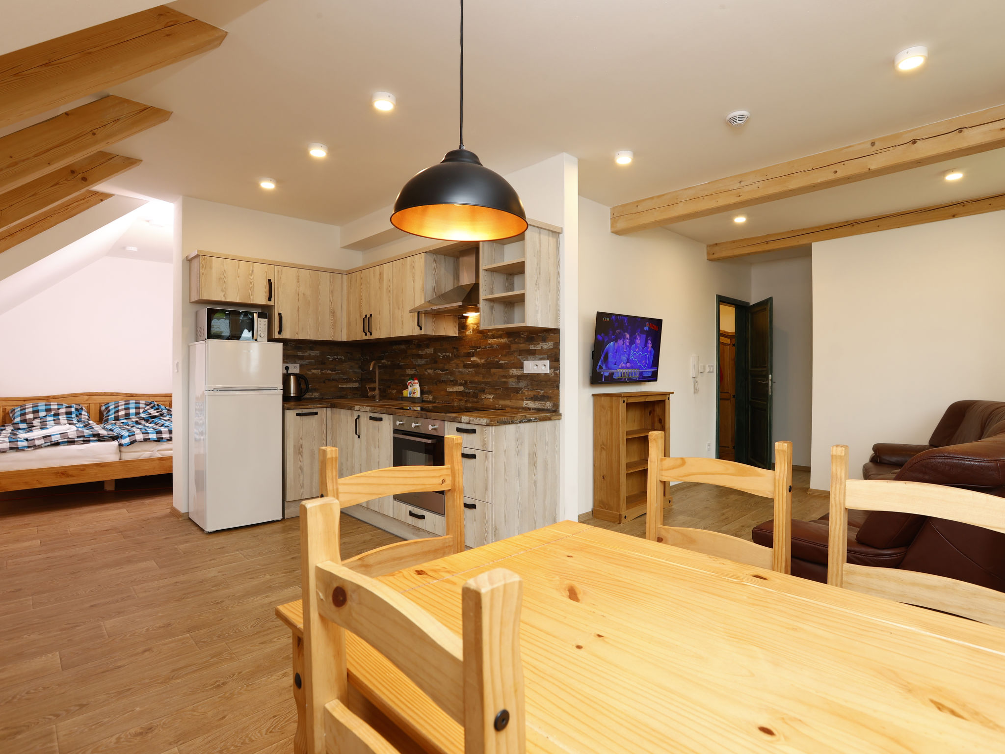"Hora Jizera", appartement 2-kamers 52 m2. Modern ingericht: woon-/eetkamer met 2 2-pers divanbedden, eettafel en TV. 1 kamer met 1 x 1 stapelbedden, 1 2-pers bed. 1 open kamer met 1 2-pers bed. Kookh..