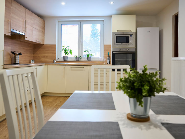 Appartement 3-kamers 100 m2 op de 1e verdieping. Zeer mooi en modern ingericht: groot woonkamer met TV. 2 kamers, elke kamer heeft 1 2-pers bed. Groot keuken (oven, afwasmachine, 4 keramische glas koo..