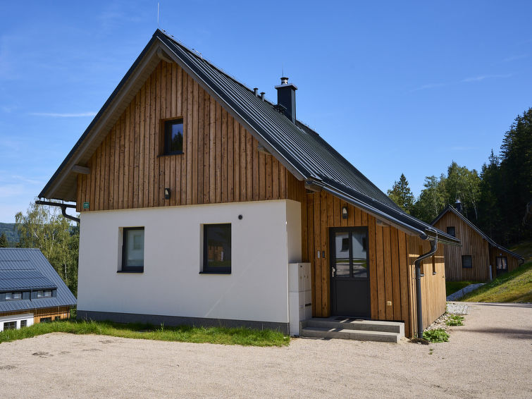 3-kamers cottage. Groot woonkamer met zwedenkachel en eettafel. Uitgang naar het terras. Kookhoek (afwasmachine, 4 inductiekookplaten, broodrooster, waterkoker, magnetron, diepvriezer, elektrische kof..