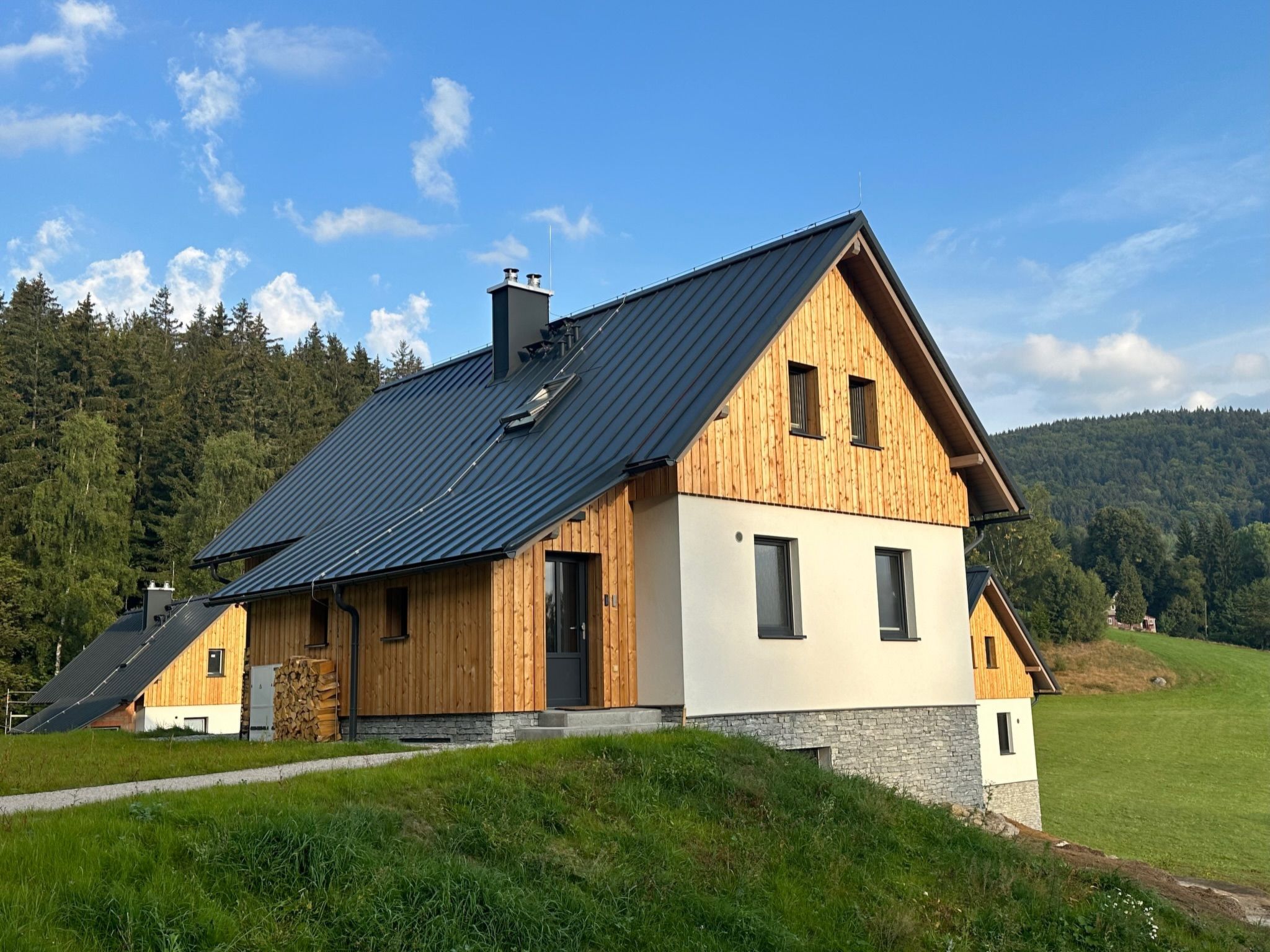 "13ka Sunny Lodge", 7-kamers cottage op 2 verdiepingen. Zeer comfortabel en modern ingericht: groot, open woonkamer met 1 divanbed, zwedenkachel, eettafel en Sat-TV. Uitgang naar het terras. Kookhoek ..