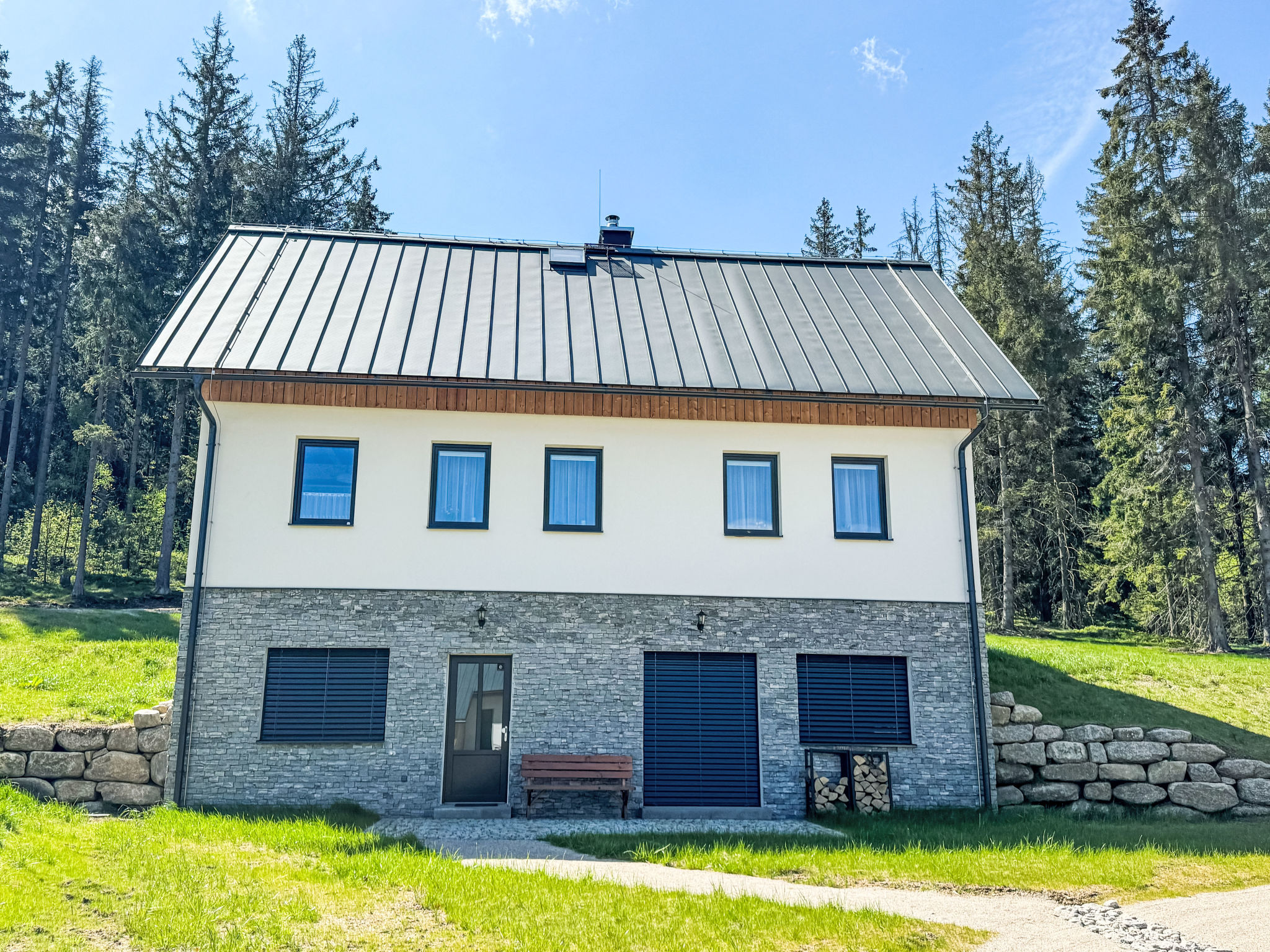 "Sunny Terrace Oasis", appartement 3-kamers 100 m2, op de begane grond. Zeer mooi en modern ingericht: open woonkamer met panoramavenster met zwedenkachel en Digitale TV. Uitgang naar het terras. 1 ka..
