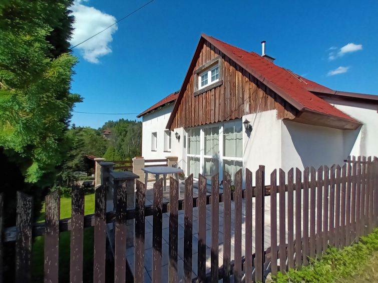 4-kamers cottage. Gezellig ingericht: woonkamer met 1 divanbed, zwedenkachel en TV. 1 kamer met 1 x 1 stapelbedden, 1 2-pers bed. Keuken (oven, afwasmachine, 4 keramische glas kookplaten, waterkoker, ..