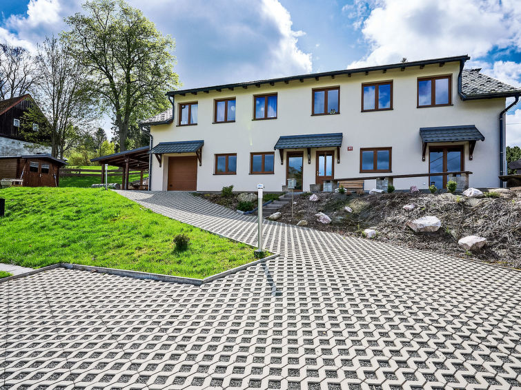 Appartement 2-kamers op de begane grond. Modern ingericht: open woonkamer met panoramavenster met 1 divanbed en TV. Uitgang naar het terras. 1 kamer met 2 bedden en 1 x 1 stapelbedden. Kookhoek (oven,..