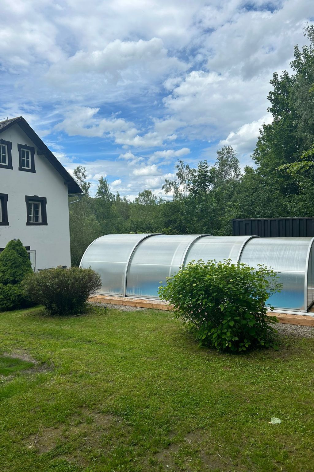 Traditionelles Haus, umgeben von Wäldern in Ralsko-Binnen