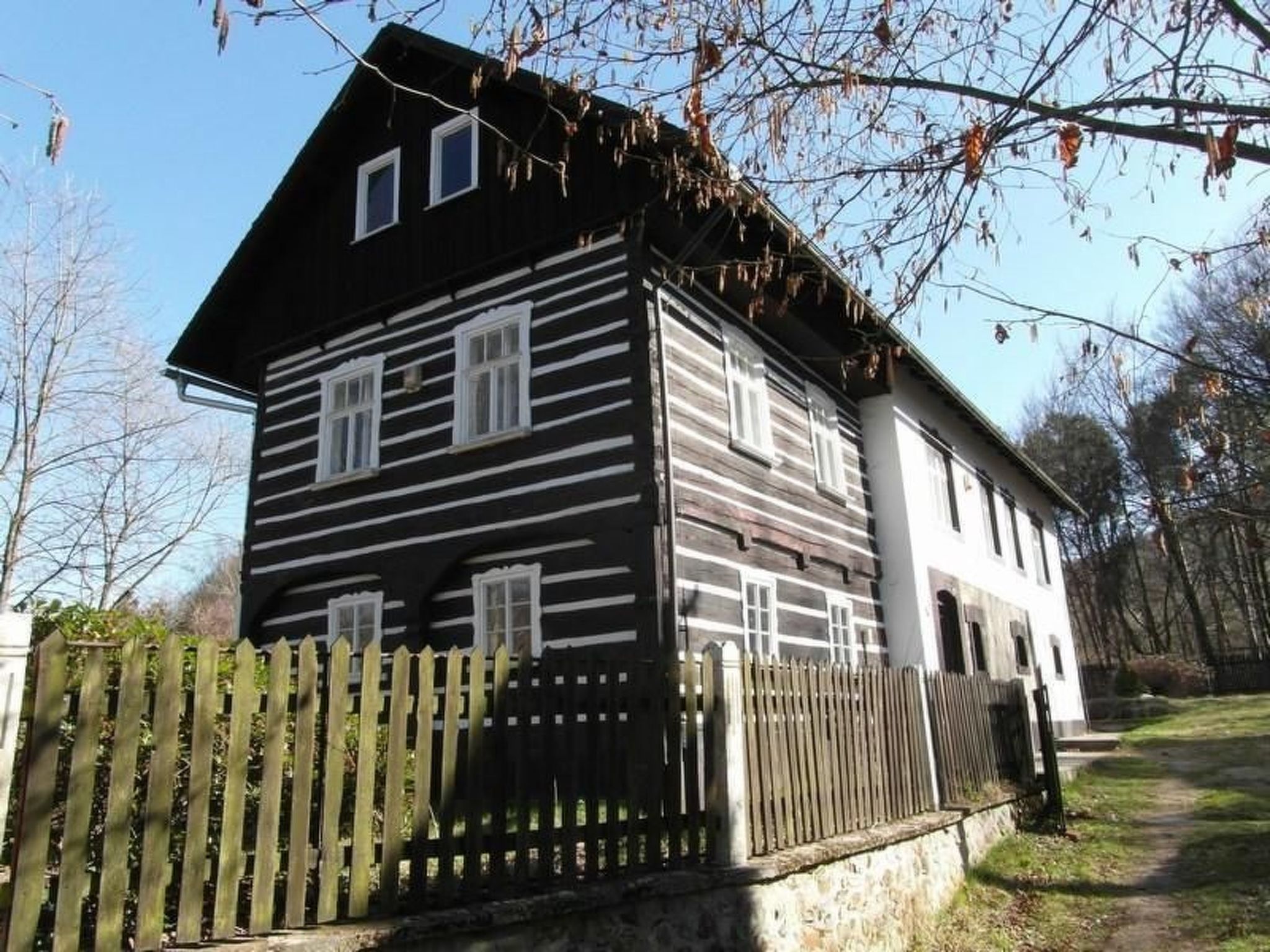 Traditionelles Haus, umgeben von Wäldern in Ralsko-Binnen
