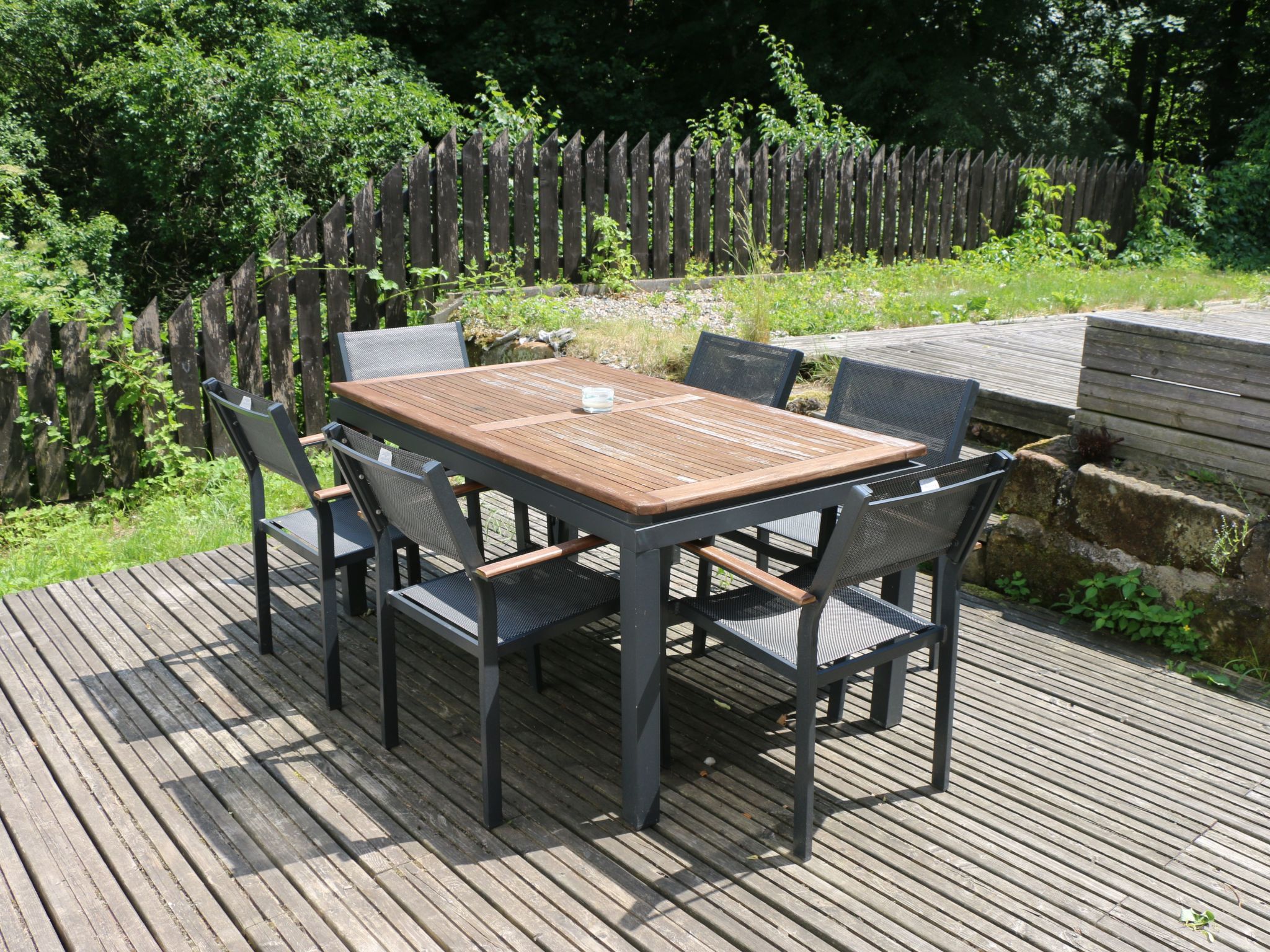 Traditionelles Haus, umgeben von Wäldern in Ralsko-Binnen