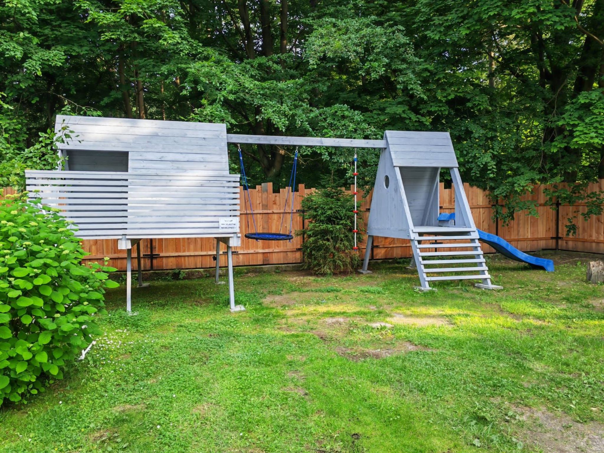 Traditionelles Haus, umgeben von Wäldern in Ralsko-Binnen