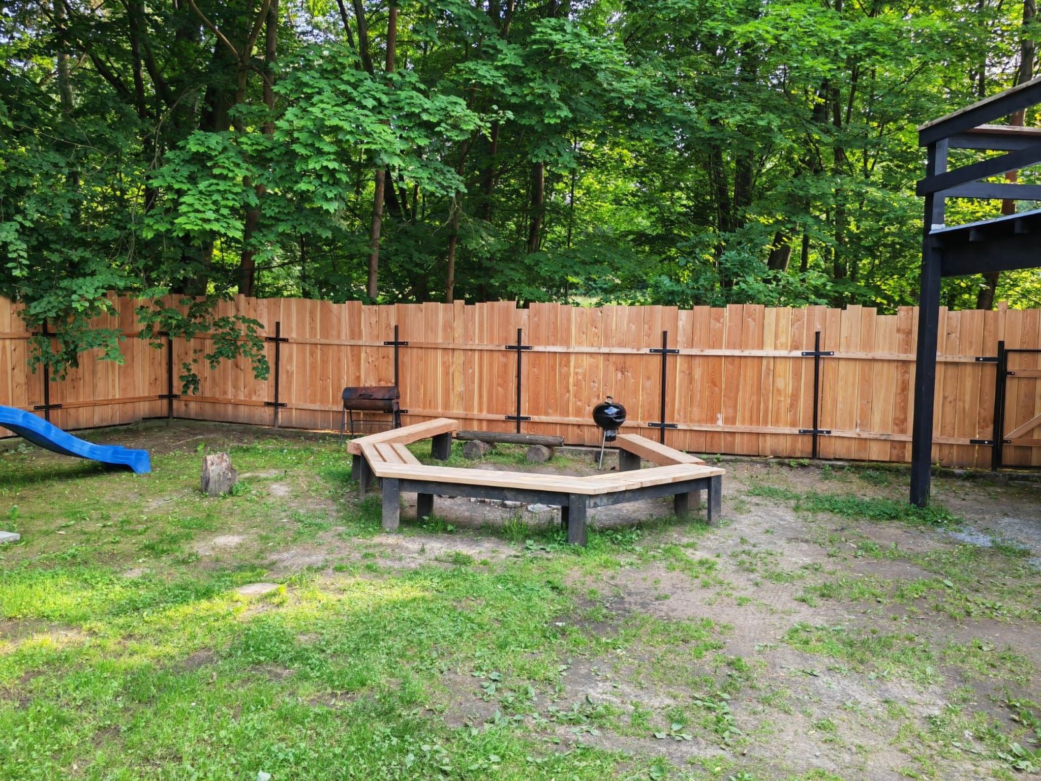 Traditionelles Haus, umgeben von Wäldern in Ralsko-Binnen